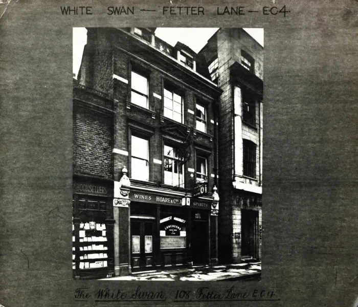 Framed Print : Photograph of White Swan PH, Holborn (Old), London Framed Print : Photograph of White Swan PH, Holborn (Old), London