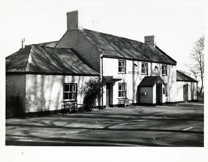 Framed Print : Photograph of Windwhistle Inn, Chard, Somerset Framed Print : Photograph of Windwhistle Inn, Chard, Somerset