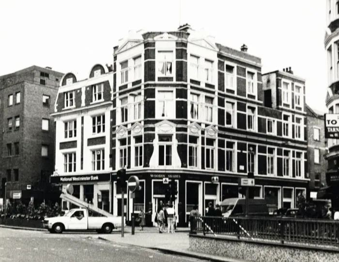 Framed Print : Photograph of Woodins Shades PH, Bishopsgate, London Framed Print : Photograph of Woodins Shades PH, Bishopsgate, London