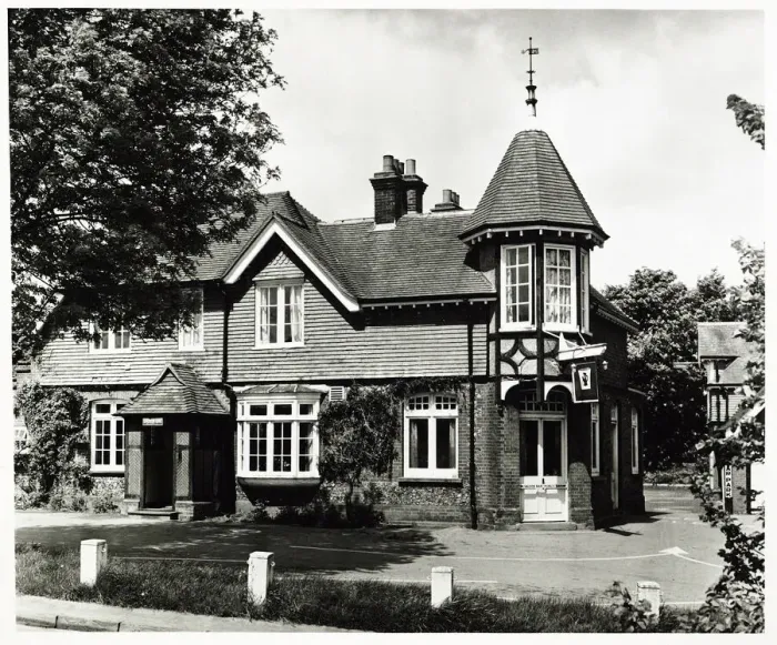 Framed Print : Photograph of Woodman PH, Woodmansterne, Surrey Framed Print : Photograph of Woodman PH, Woodmansterne, Surrey