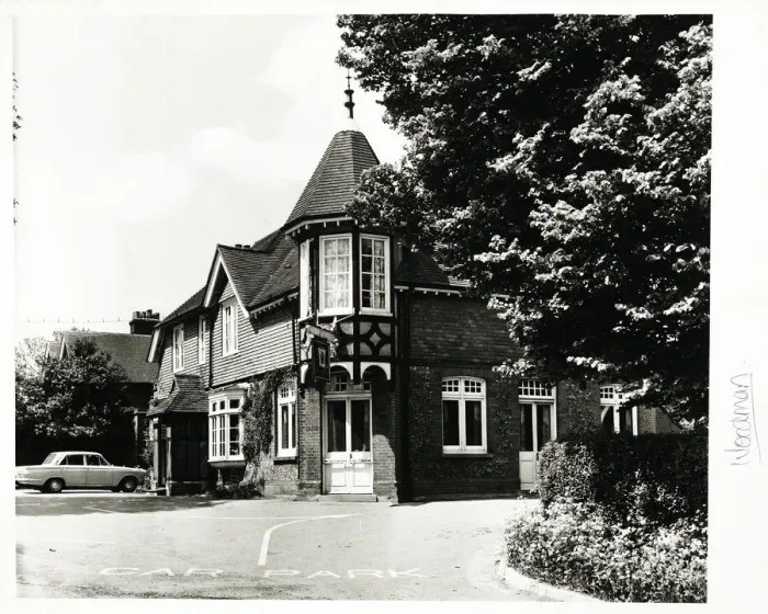 Framed Print : Photograph of Woodman PH, Woodmansterne, Surrey Framed Print : Photograph of Woodman PH, Woodmansterne, Surrey