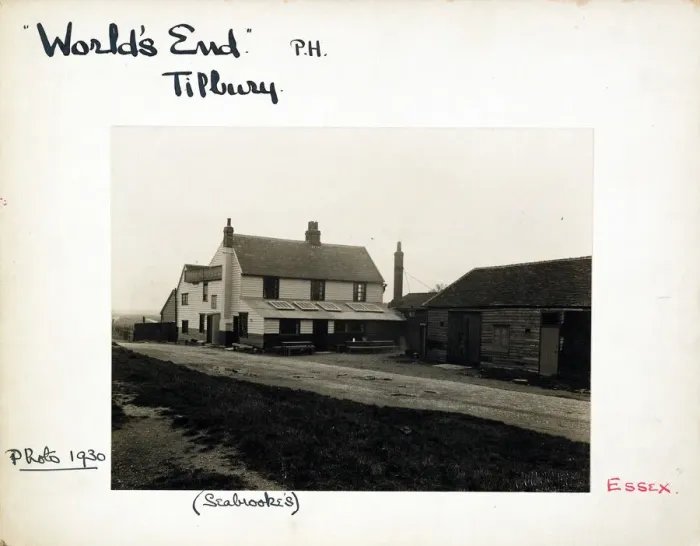 Framed Print : Photograph of Worlds End PH, Tilbury, Essex Framed Print : Photograph of Worlds End PH, Tilbury, Essex