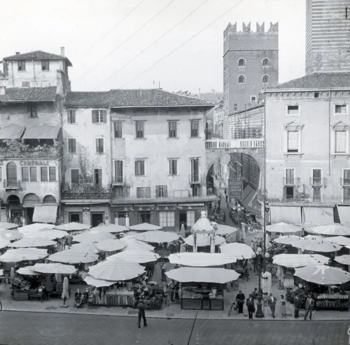 Framed Print : Piazza delle Erbe, Verona, Italy Framed Print : Piazza delle Erbe, Verona, Italy