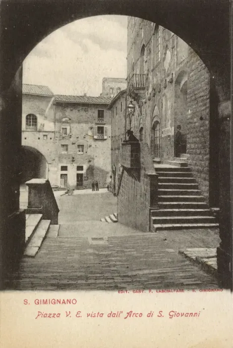 Framed Print : Piazza viewed through archway, San Gimignano, Tuscany, Italy Framed Print : Piazza viewed through archway, San Gimignano, Tuscany, Italy