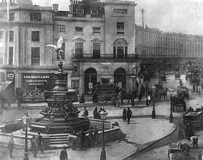 Framed Print : Piccadilly Circus Framed Print : Piccadilly Circus