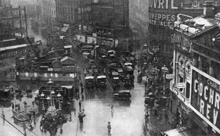 Framed Print : Piccadilly Circus / 1926 Framed Print : Piccadilly Circus / 1926