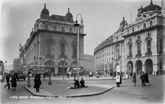 Framed Print : Piccadilly Circus in the 1930s Framed Print : Piccadilly Circus in the 1930s