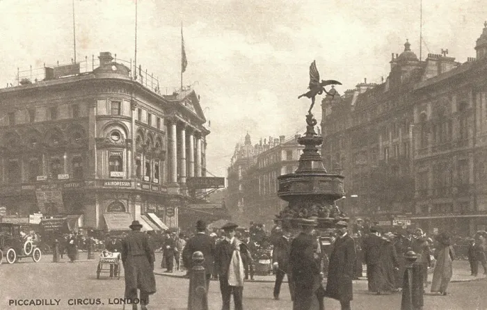 Framed Print : Piccadilly Circus Framed Print : Piccadilly Circus