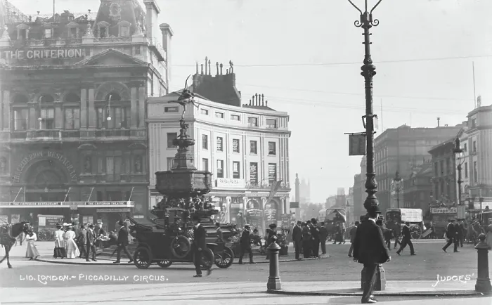 Framed Print : Piccadilly Circus Framed Print : Piccadilly Circus