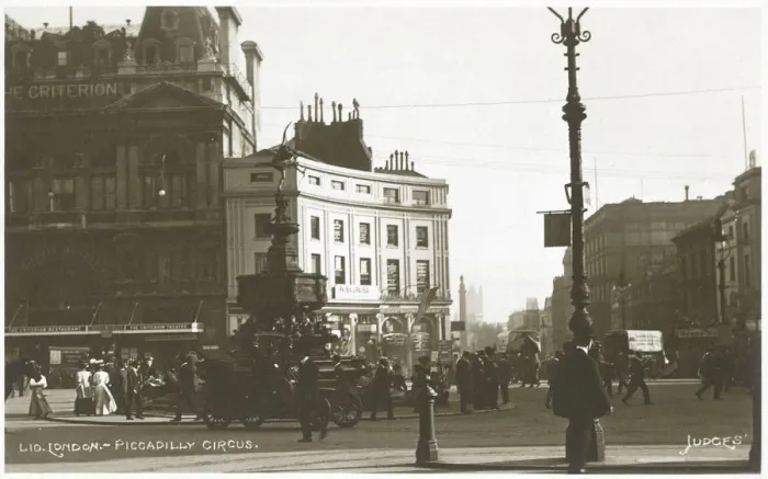Framed Print : Piccadilly Circus, London Framed Print : Piccadilly Circus, London