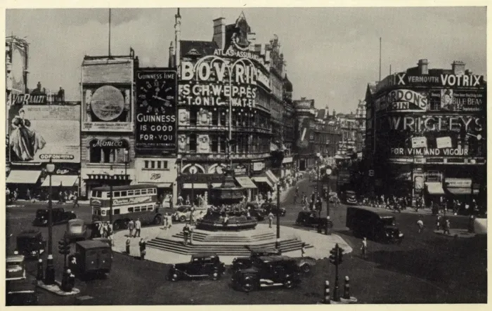 Framed Print : Piccadilly Circus, London Framed Print : Piccadilly Circus, London