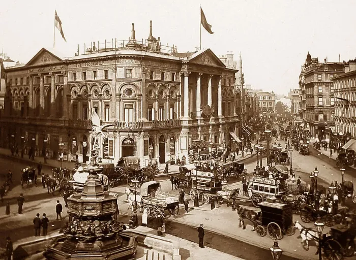Framed Print : Piccadilly Circus, London Framed Print : Piccadilly Circus, London