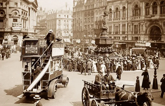 Framed Print : Piccadilly Circus, London Framed Print : Piccadilly Circus, London