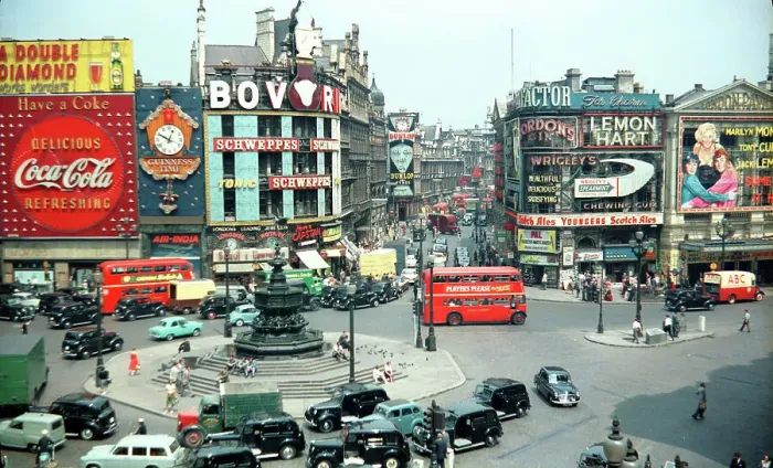 Framed Print : Piccadilly Circus, London Framed Print : Piccadilly Circus, London