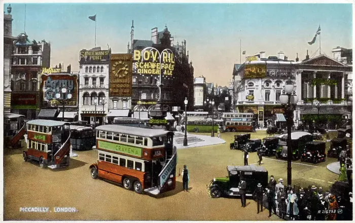 Framed Print : Piccadilly Circus, London Framed Print : Piccadilly Circus, London
