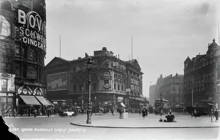 Framed Print : Piccadilly Circus in London Framed Print : Piccadilly Circus in London
