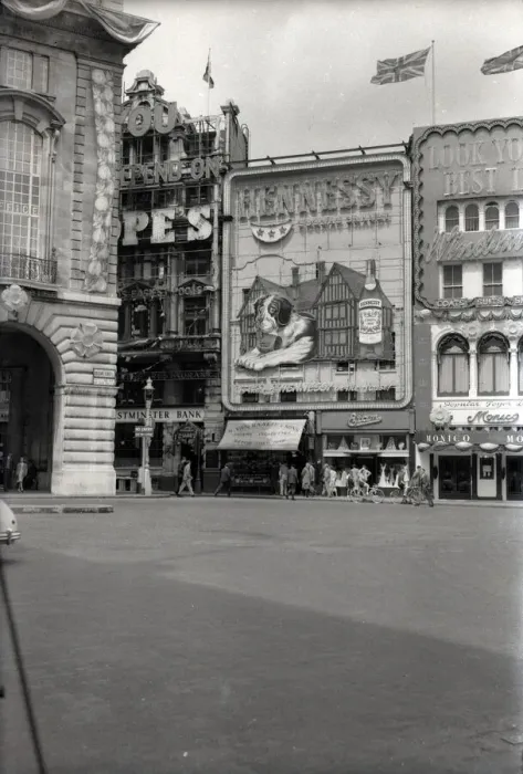 Framed Print : Piccadilly Circus, London - Coronation of Elizabeth II Framed Print : Piccadilly Circus, London - Coronation of Elizabeth II