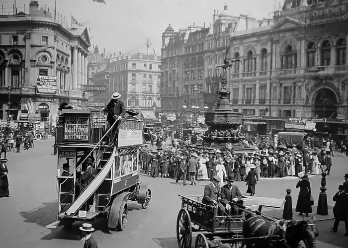Framed Print : Piccadilly Circus, London, early 1900s Framed Print : Piccadilly Circus, London, early 1900s