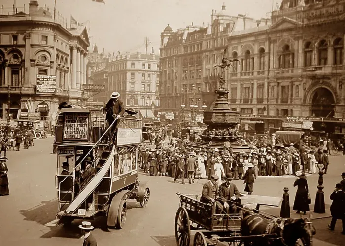 Framed Print : Piccadilly Circus, London, early 1900s Framed Print : Piccadilly Circus, London, early 1900s