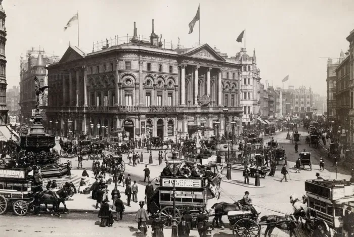 Framed Print : Piccadilly Circus London. horse drawn / pedestrian transport Framed Print : Piccadilly Circus London. horse drawn / pedestrian transport