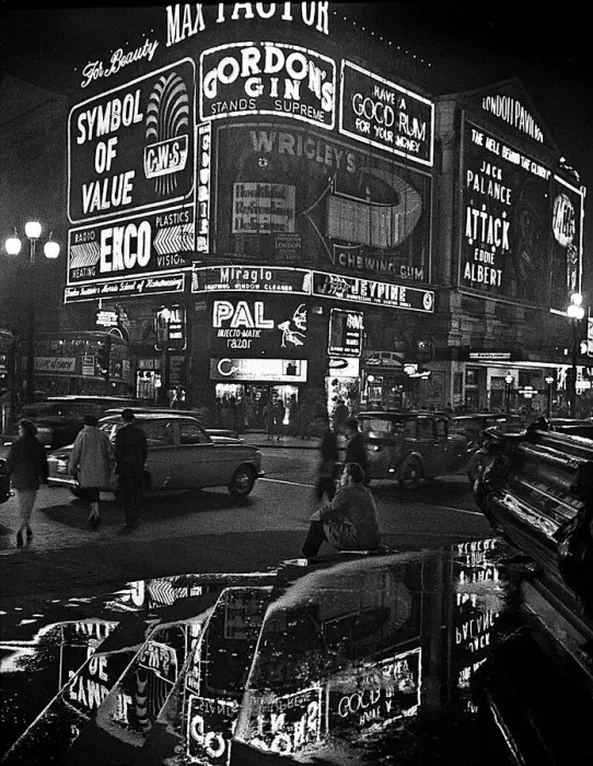 Framed Print : Piccadilly Circus at night Framed Print : Piccadilly Circus at night