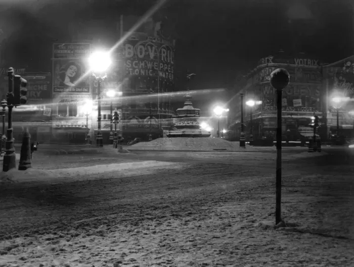 Framed Print : Piccadilly Circus under snow, 1948 Framed Print : Piccadilly Circus under snow, 1948