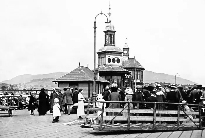 Framed Print : Pier Head, Dunoon, early 1900s Framed Print : Pier Head, Dunoon, early 1900s