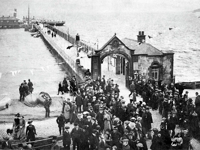 Framed Print : The Pier, Helensburgh early 1900's Framed Print : The Pier, Helensburgh early 1900's