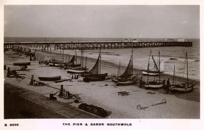 Framed Print : The Pier and Sands, Southwold, Suffolk Framed Print : The Pier and Sands, Southwold, Suffolk