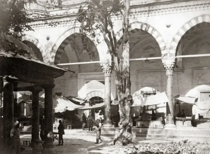Framed Print : Pigeons in the courtyard of Mosque of Sultan Beyazid, Istanb Framed Print : Pigeons in the courtyard of Mosque of Sultan Beyazid, Istanb