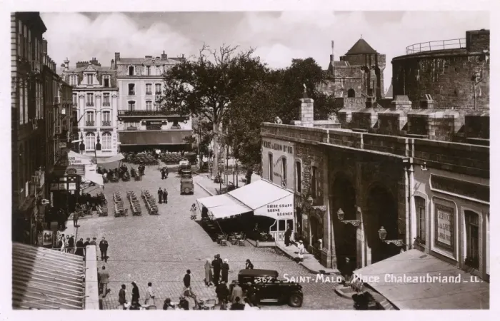 Framed Print : Place Chateaubriand, St. Malo, France Framed Print : Place Chateaubriand, St. Malo, France