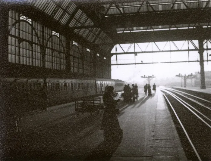 Framed Print : Platforms 1 & 2 at Waterloo Station, London Framed Print : Platforms 1 & 2 at Waterloo Station, London