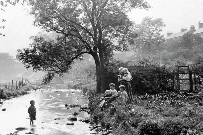 Framed Print : Playing in the river at Duntocher, Scotland, early 1900s Framed Print : Playing in the river at Duntocher, Scotland, early 1900s