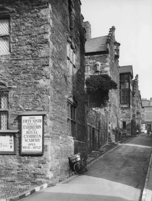 Framed Print : Plus Manor was built c. 1576 by Robert Wynn of Gwydar and is a remarkably good example Framed Print : Plus Manor was built c. 1576 by Robert Wynn of Gwydar and is a remarkably good example
