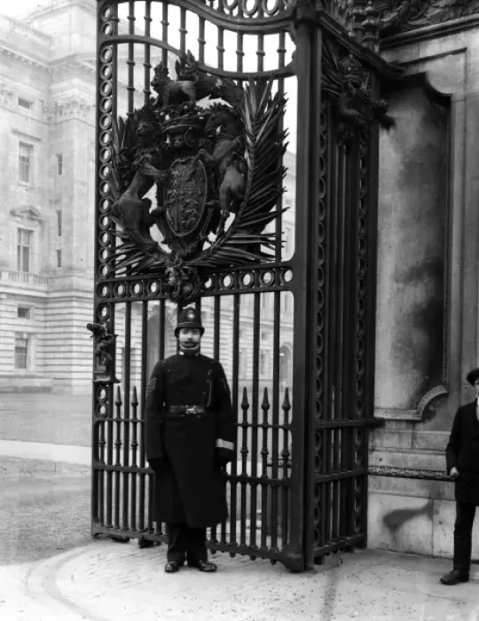 Framed Print : Policeman on duty outside Buckingham Palace, London Framed Print : Policeman on duty outside Buckingham Palace, London