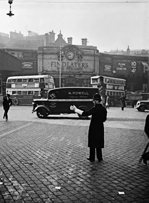 Framed Print : Policeman on traffic duty, London Framed Print : Policeman on traffic duty, London