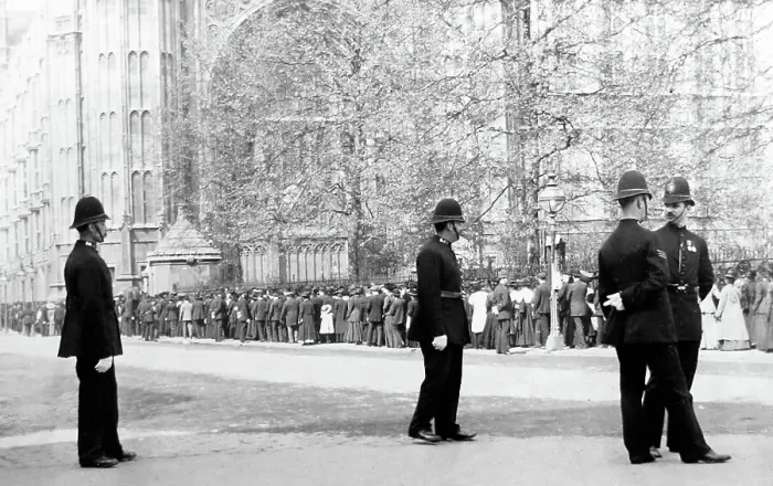 Framed Print : Policemen and a queue, Victoria Tower, Houses of Parliament Framed Print : Policemen and a queue, Victoria Tower, Houses of Parliament