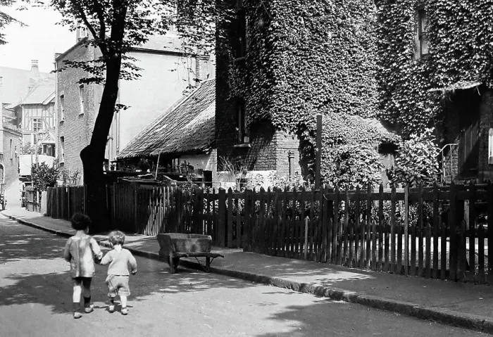 Framed Print : Pond Square, Highgate, London, early 1900s Framed Print : Pond Square, Highgate, London, early 1900s