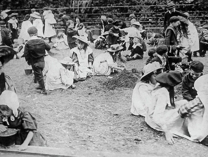 Framed Print : The Poor Childrens Sandpit in Regent's Park in 1908 Framed Print : The Poor Childrens Sandpit in Regent's Park in 1908