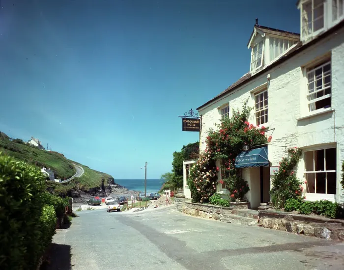 Framed Print : Port Gaverne Hotel, Port Gaverne Framed Print : Port Gaverne Hotel, Port Gaverne