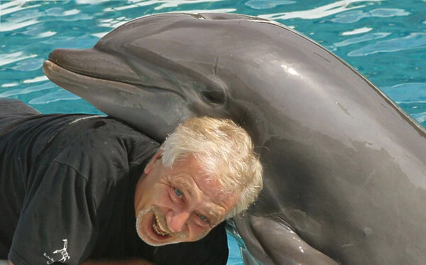 Portait of photographer Leandro A. Stanzani with Dolphin