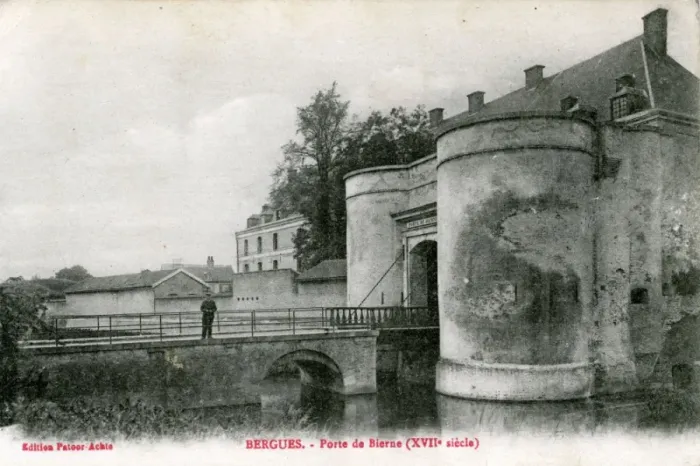 Framed Print : Porte de Bierne - The Bierne Gate, Bergues, Nord-Pas-de-Cala Framed Print : Porte de Bierne - The Bierne Gate, Bergues, Nord-Pas-de-Cala