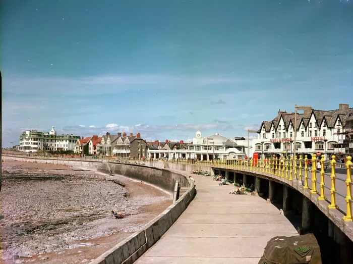 Framed Print : Porthcawl - The promenade and pavilion Framed Print : Porthcawl - The promenade and pavilion