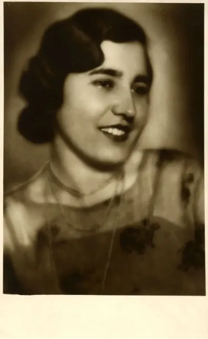 Framed Print : Portrait photograph by Willi Pollak of Mizzi Langalka (?) Framed Print : Portrait photograph by Willi Pollak of Mizzi Langalka (?)