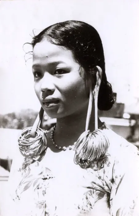 Framed Print : Portrait of a young Dayak Woman - Sarawak, Malaysia Framed Print : Portrait of a young Dayak Woman - Sarawak, Malaysia