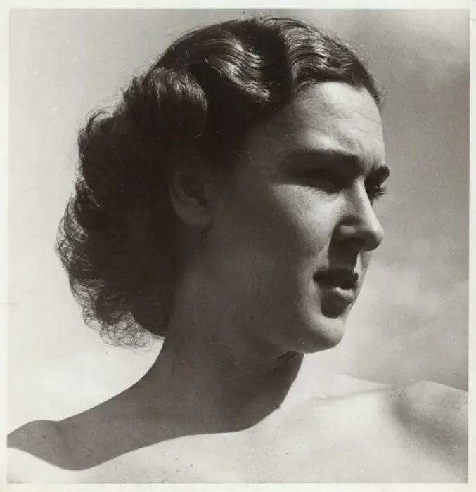 Framed Print : Portrait of a young woman