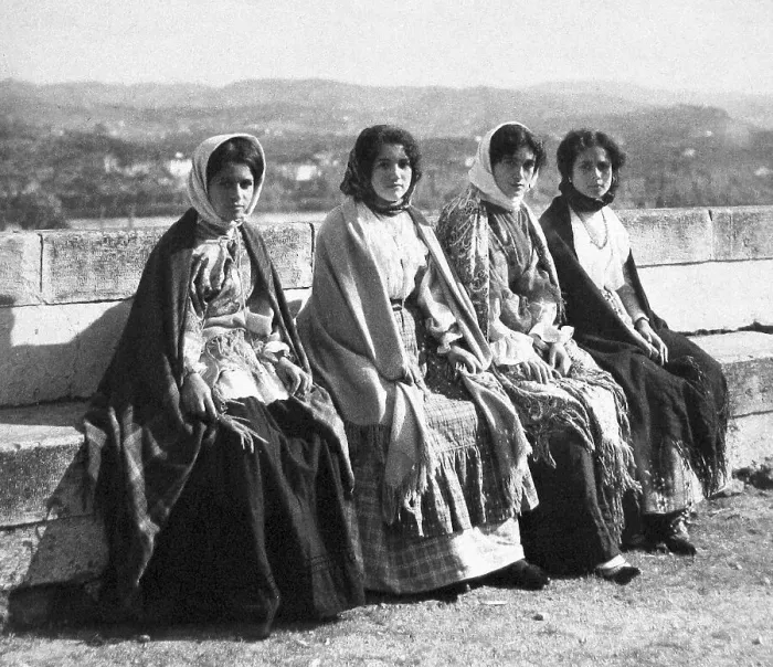 Framed Print : Portugal Tricanas in Coimbra in 1909 Framed Print : Portugal Tricanas in Coimbra in 1909