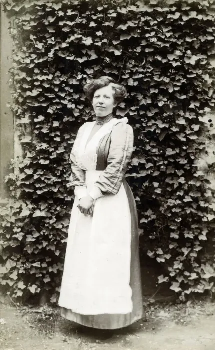 Framed Print : A postcard photograph from a young housemaid in Wraysbury, Berkshire Framed Print : A postcard photograph from a young housemaid in Wraysbury, Berkshire