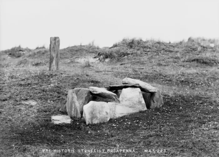 Framed Print : Pre-Historic Stone Cist, Rosapenna Framed Print : Pre-Historic Stone Cist, Rosapenna