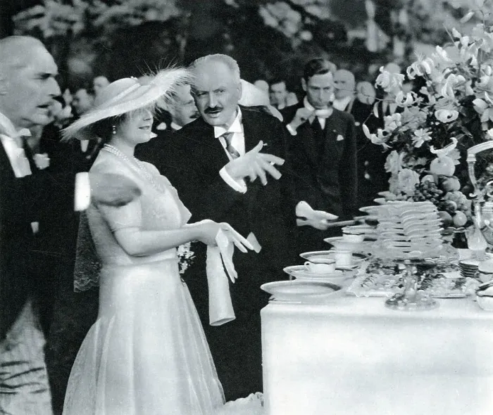 Framed Print : President LeBrun having an animated chat with Queen Elizabeth, who took tea standing at the buffet during a garden party at the Bagatelle Framed Print : President LeBrun having an animated chat with Queen Elizabeth, who took tea standing at the buffet during a garden party at the Bagatelle